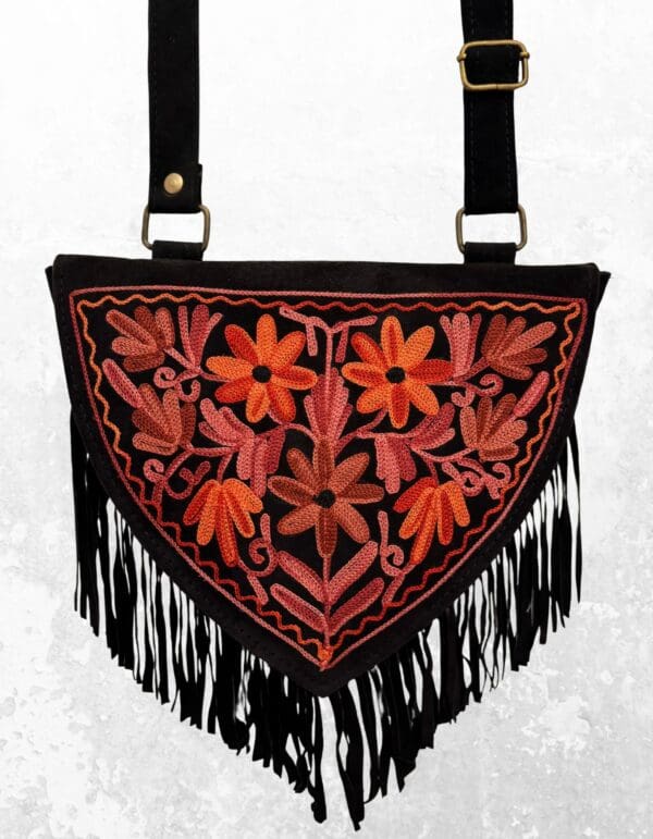 Bolso Ishari – Bordado Aari sobre piel negra