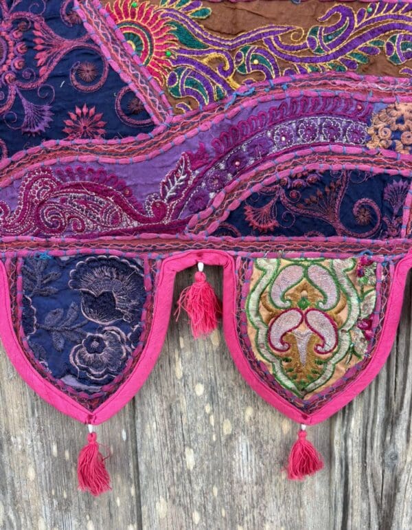 Toran Morado - borlas rosas - Imagen 2