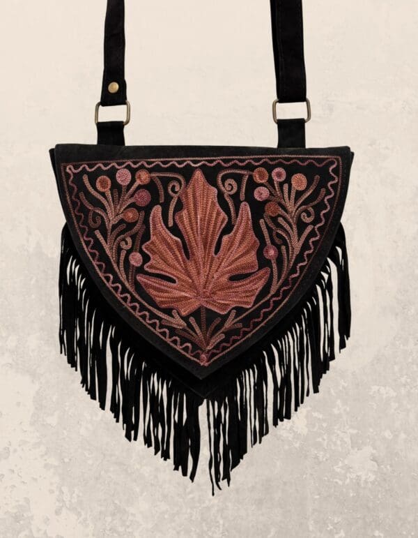 Bolso Komal – Bordado Aari sobre piel negra