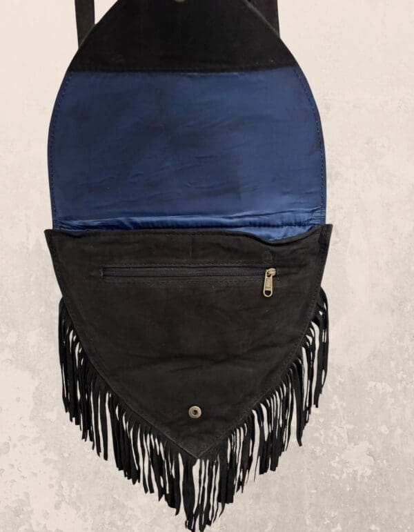 Bolso Komal – Bordado Aari sobre piel negra - Imagen 2