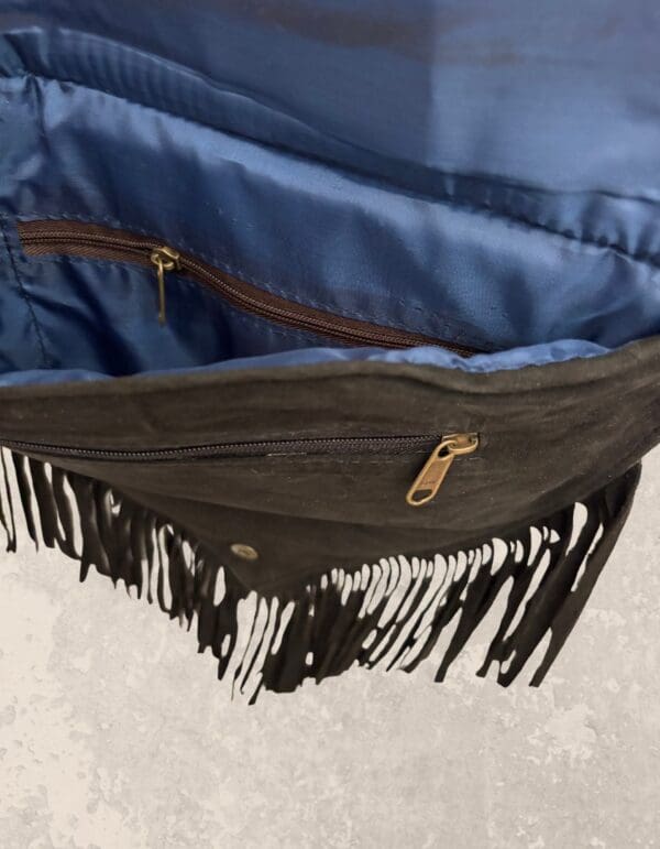 Bolso Komal – Bordado Aari sobre piel negra - Imagen 3