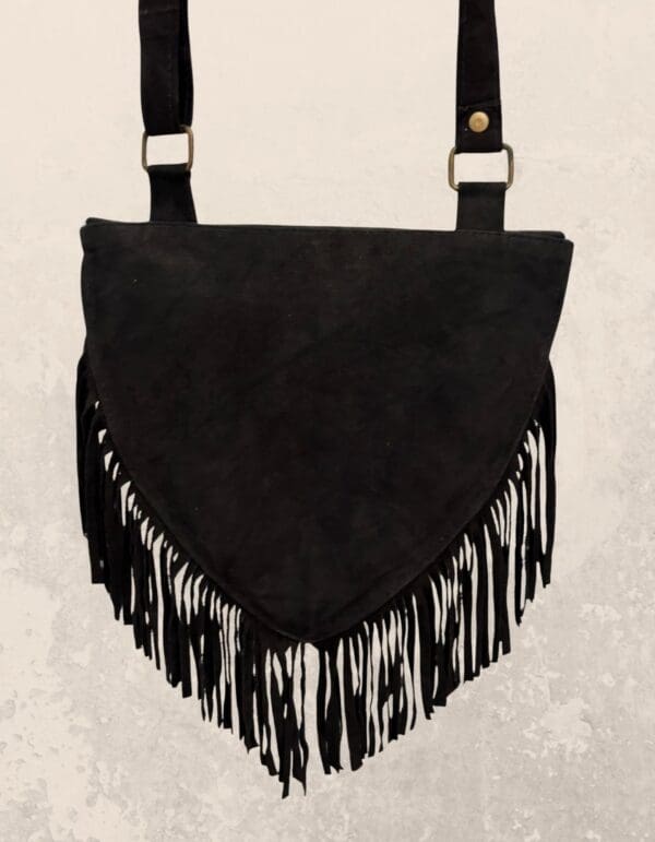 Bolso Komal – Bordado Aari sobre piel negra - Imagen 4